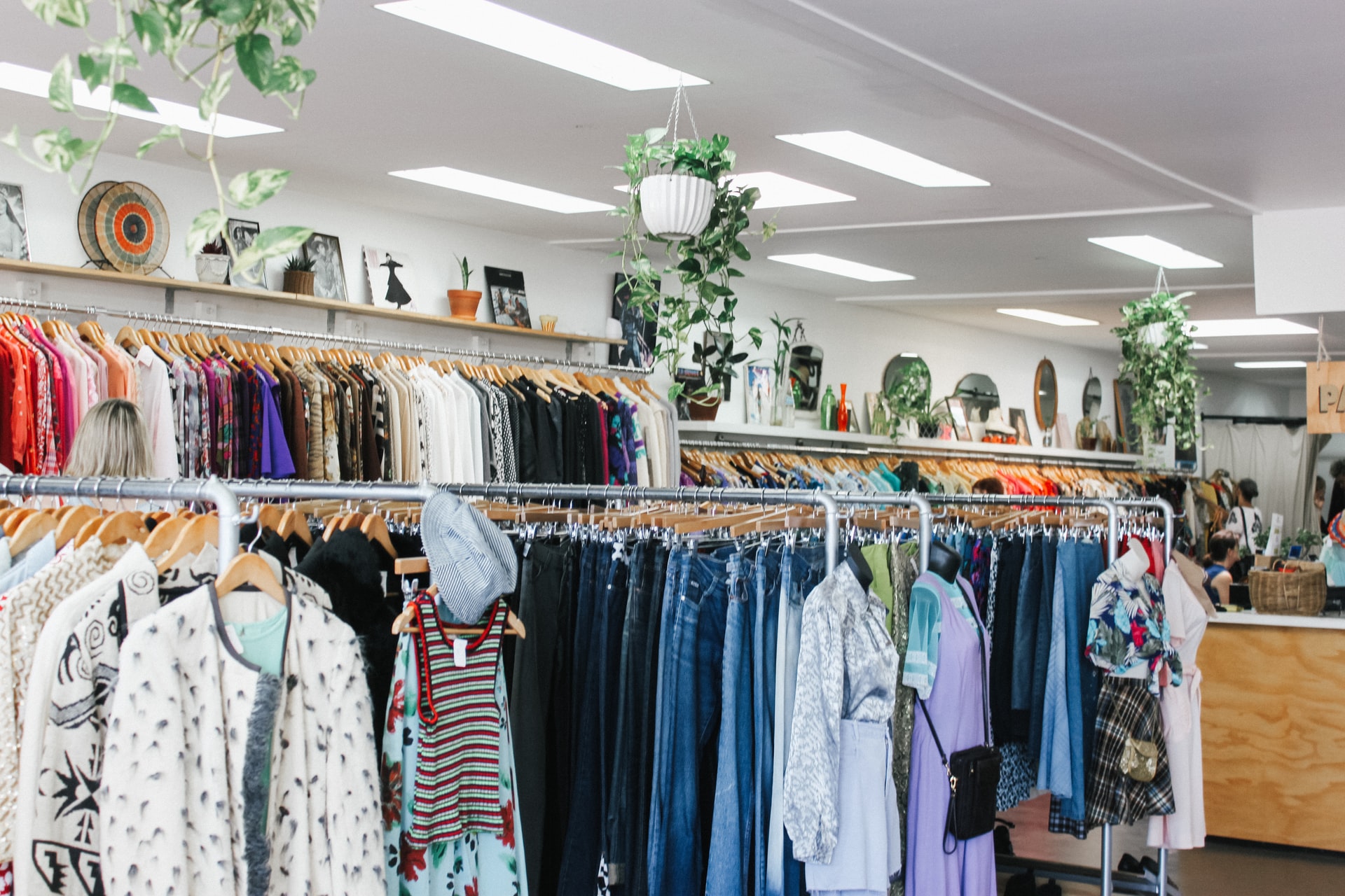 Tips Sukses Memulai Bisnis Thrift Shop Tips Bisnis<script async src=